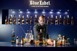 JUDE LAW PROTAGONIZA LA SECUELA DEL CORTO DE JOHNNIE WALKER BLUE LABEL ...